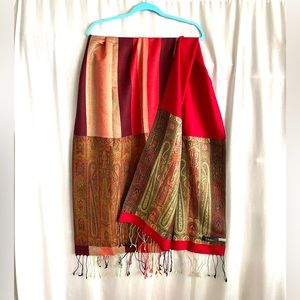 Large size women's scarf. 100% wool. Beautiful